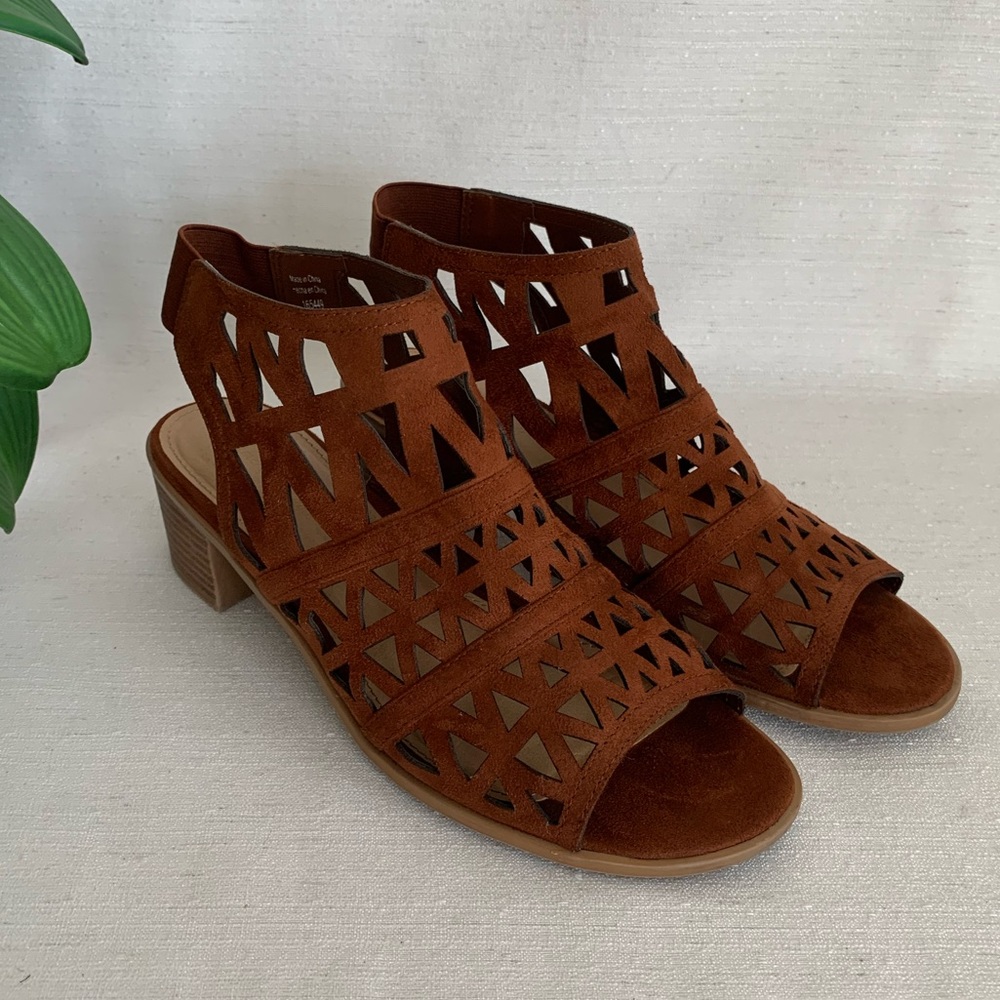 American Eagle Laser/Die Cut Brown
Raquel Block Heel Open Toe Sandal
Woman’s 9